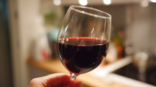 Mörkt rött vin i glas med djup färg, typiskt för Garnacha Tintorera