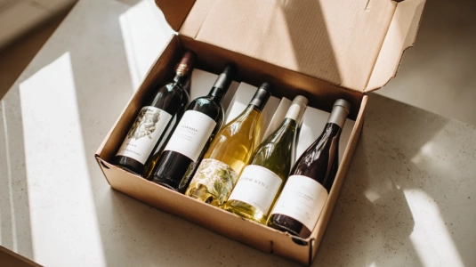 Öppnad vinlåda med fem blandade flaskor från Winefinder