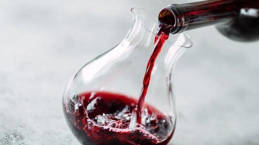 Barolo-vin som dekanteras i glaskaraff