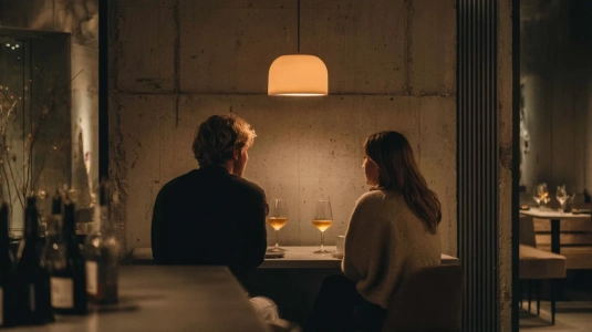 Intim naturvinsbar Julie i Malmö med avskalade bord och låg belysning