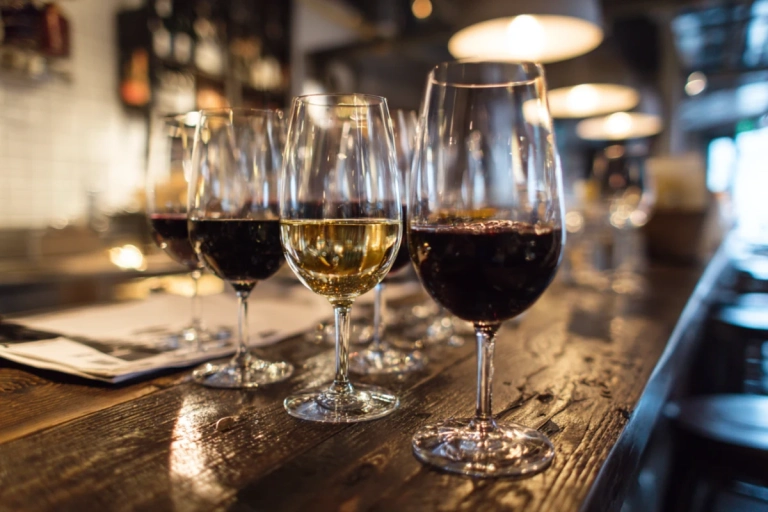 Vinglas uppradade för provning i en malmöitisk vinbar