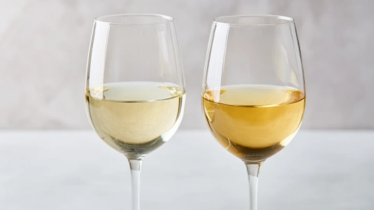Två glas Chardonnay sida vid sida med olika färgnyanser