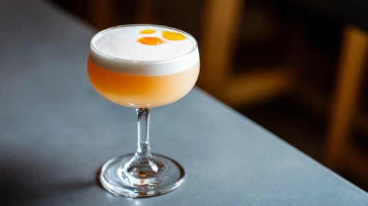 Gin Fizz med Aperol och äggviteskum i ett glas