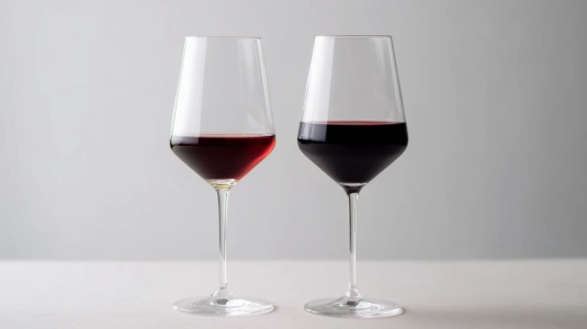 Två glas Rioja-vin med tydligt olika färgdjup sida vid sida