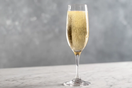 Glas blanc de blancs med fina bubblor och ljusgul färg