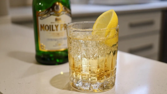 Torr vermouth on the rocks med citrontwist i litet glas