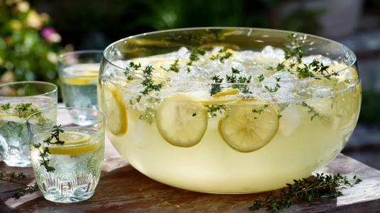 Fläder- och citronbål med prosecco i bålskål med citronskivor och timjan