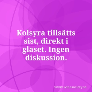 Kolsyra tillsätts sist, direkt i glaset. Ingen diskussion.