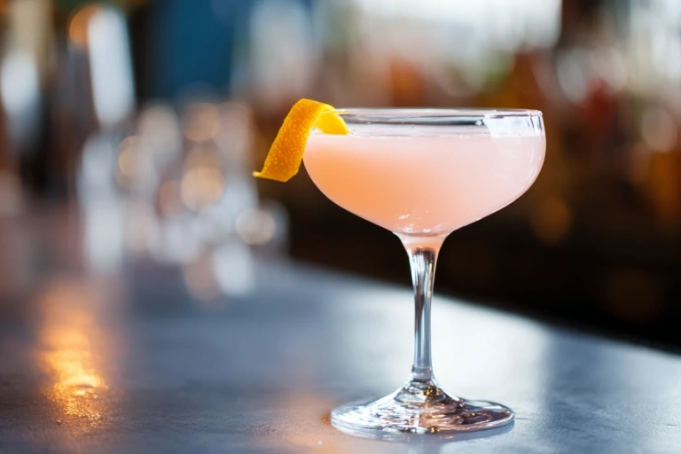 Cosmopolitan i kylt coupeglas med apelsinskal som garnering