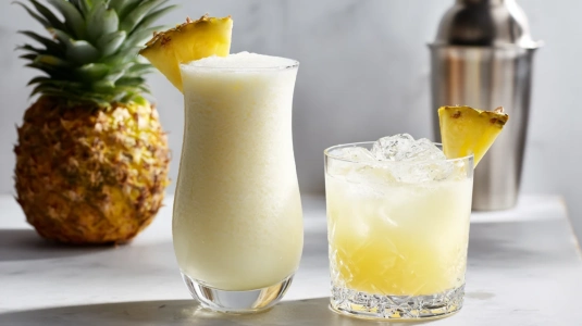 Frozen piña colada bredvid en skakad variant i två olika glas