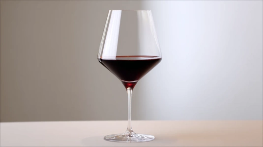 Bordeauxglas med stor kuppa fyllt med mörkt rödvin
