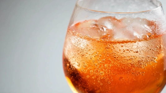 Fina ihållande bubblor i ett glas cava spritz