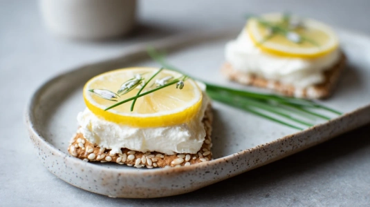 Sesamknäcke med cream cheese och citronskiva till brut prosecco