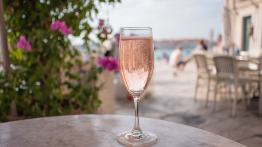 Esprit de Côte des Roses mousserande rosé som aperitif