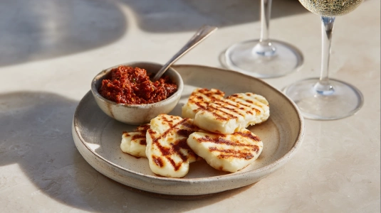 Grillad halloumi i skivor med ajvar som vegetariskt tilltugg till bubbel