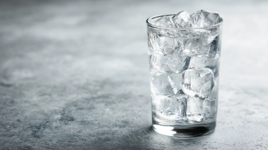 Highballglas fyllt till kanten med stora isbitskuber
