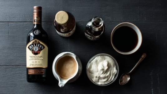 Baileys, apelsinlikör, kaffe och vispgrädde uppställda för kaffe Karlsson