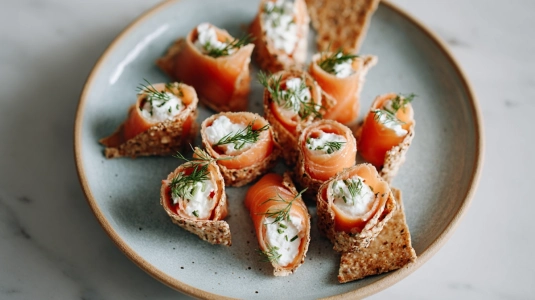 Laxrullar med crème fraiche och pepparrot på ett enkelt fat