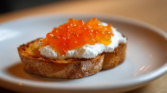 Löjrom på rostat bröd med smetana