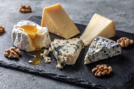 Ostbricka med brie, hårdost och blåmögelost på skifferbricka