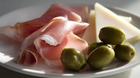 Tunt skivad parmaskinka med oliver och fontina-ost