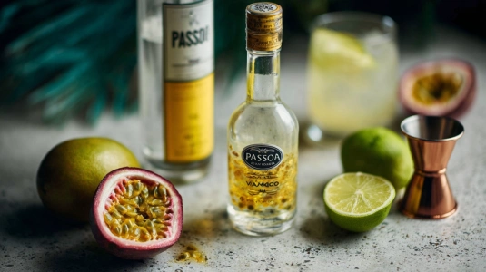 Vaniljvodka, passionsfrukt, Passoa och limejuice uppställda för pornstar martini