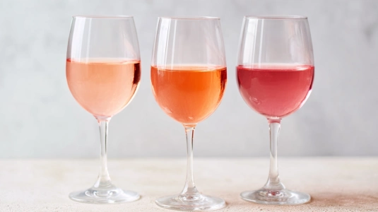 Tre glas rosévin i olika nyanser från ljust till mörkt