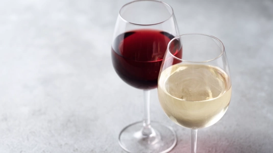 Mörkt rött vin i glas bredvid ljust vitt vin som visar färgskillnad