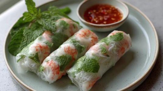 Vietnamesiska sommarrullar med räkor och mynta på en tallrik