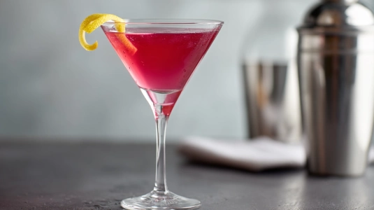 Alkoholfri cosmopolitan med citrontwist i kylt martiniglas
