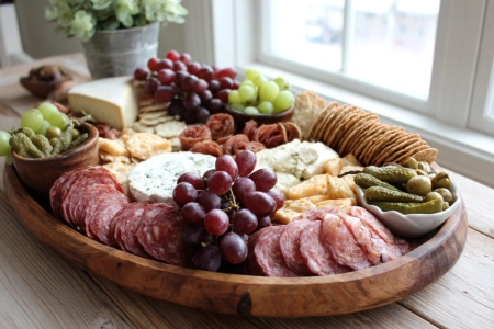 Charcuteriebräda med chark, ost, druvor och tillbehör