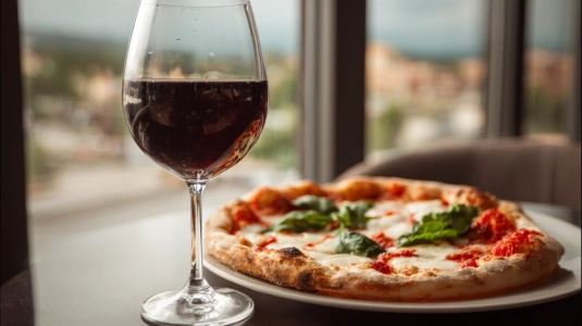 Glas Chianti Classico bredvid pizza margherita