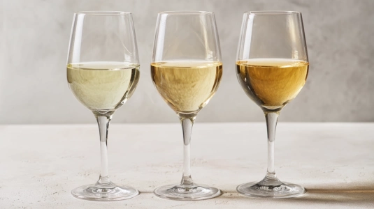 Tre glas vitt vin bredvid varandra