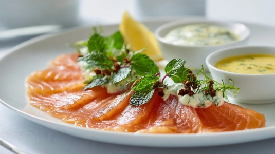 Gravad lax med olika såser och tillbehör