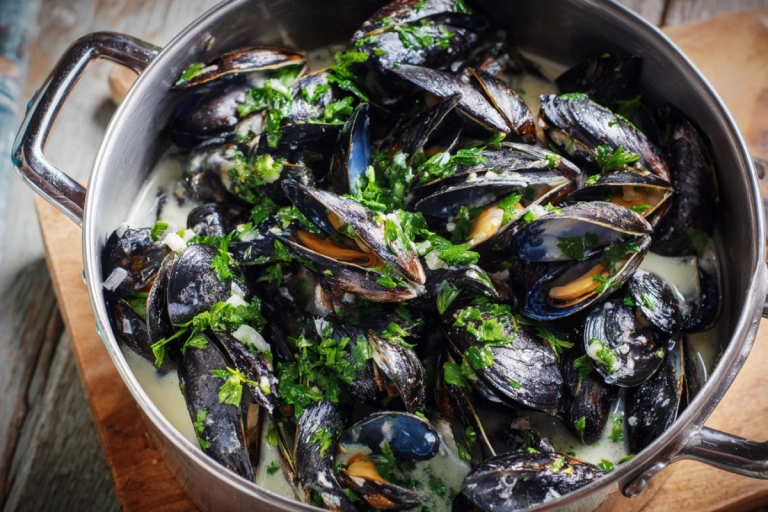 Gryta med moules marinières i vit vinbuljong toppad med persilja