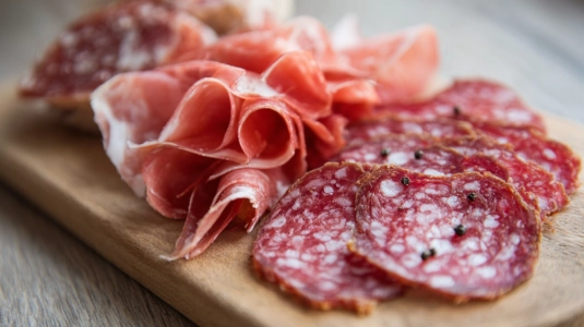 Prosciutto, salami och coppa i tunna skivor