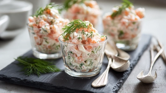Skagenröra serverad i små portionsglas med dill på toppen