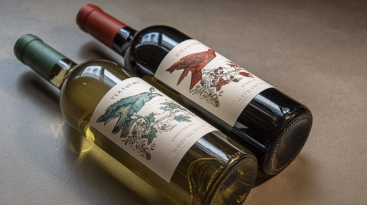 Verdicchio och Barbera d'Asti vinflaskor med skruvkork