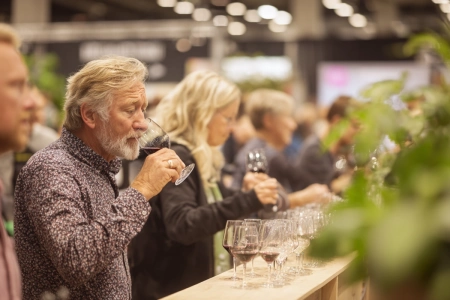 Besökare provar vin vid en vinmässa i Sverige