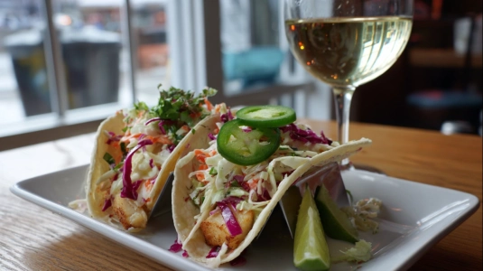 Fisktacos med coleslaw och glas vitt vin
