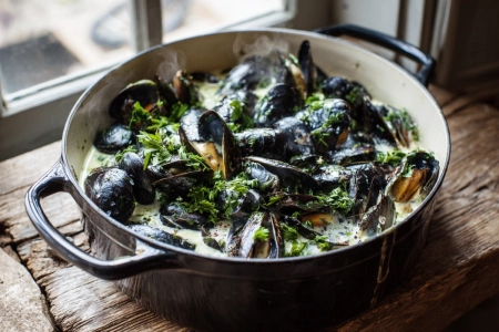 Musslor i vin och grädde: recept steg för steg
